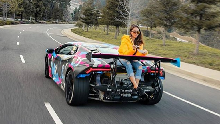 Τρώει το γιαουρτάκι της στην πτέρυγα μιας Lamborghini!